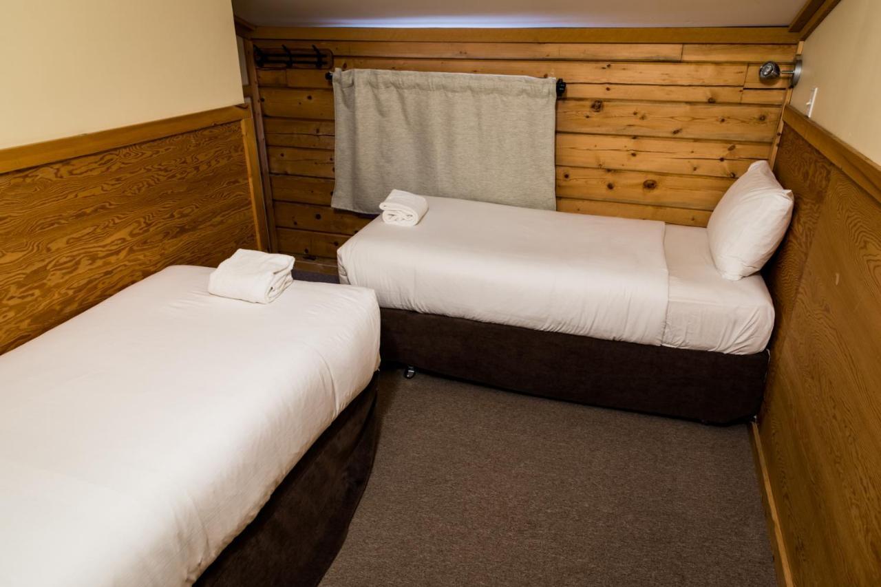 Glacier House Hotel & Resort Ревелсток Экстерьер фото