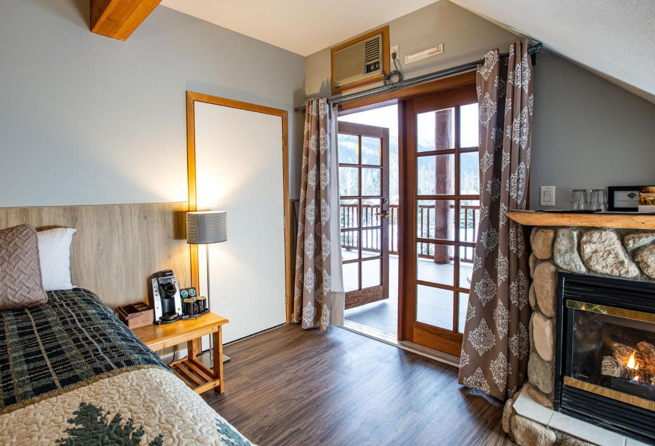 Glacier House Hotel & Resort Ревелсток Экстерьер фото